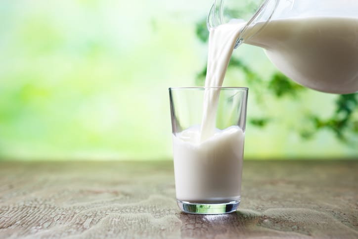 Un vaso de leche fresca